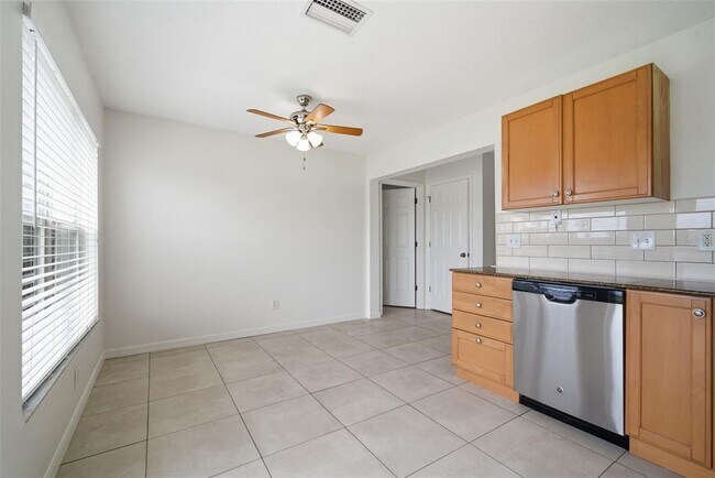 Building Photo - 10604 Lakeside Vista Dr