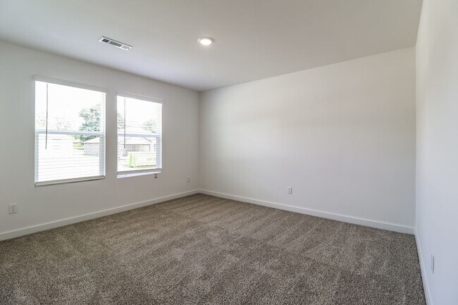Building Photo - 110 E Fredonia Ct
