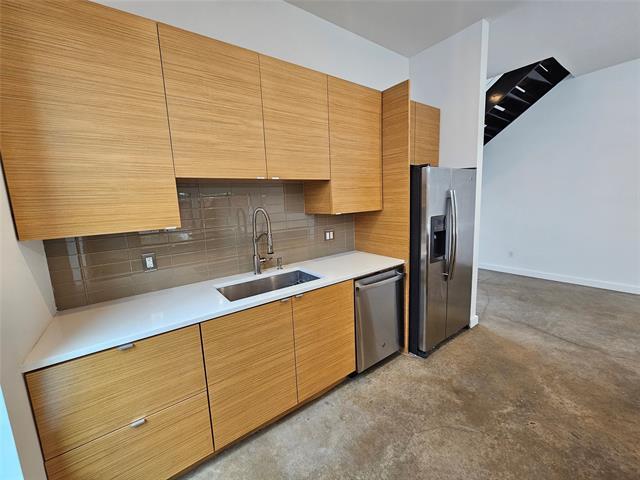 Building Photo - 4215 Roseland Ave