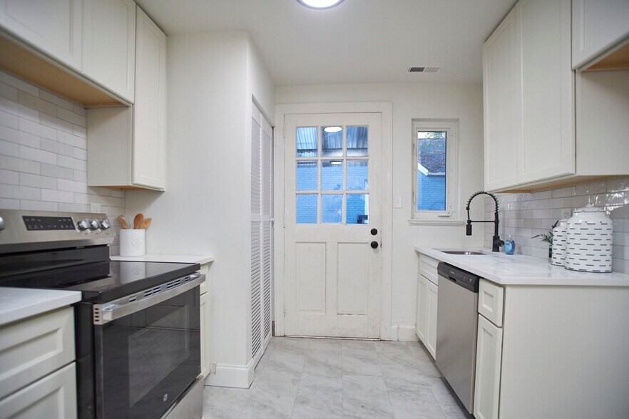 Building Photo - 1613 Dexter St