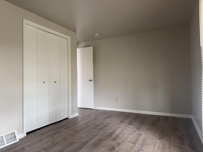 Building Photo - 418 Beloit St