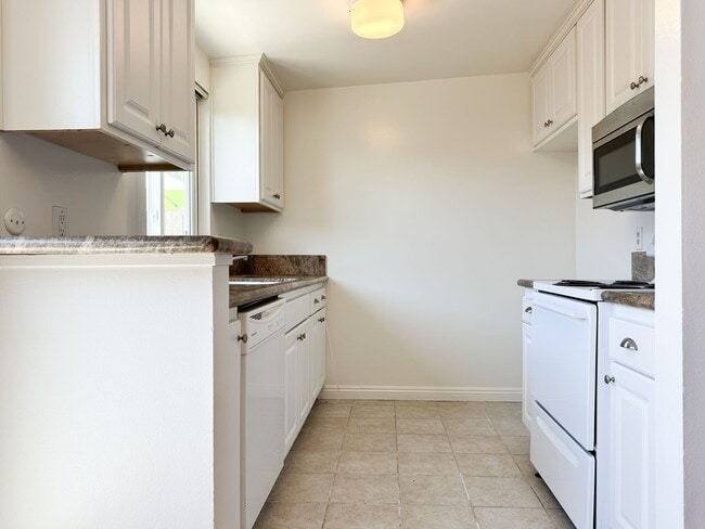 Building Photo - Clearbrook Ln (109)