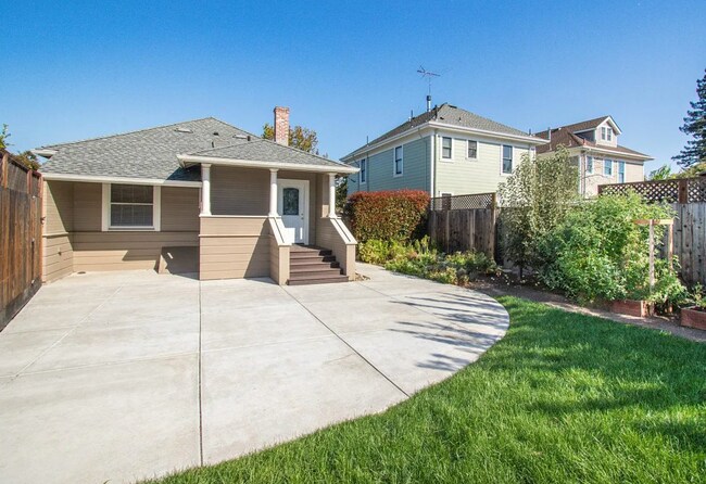Building Photo - 3 Bed, 1 Bath Home by Downtown!