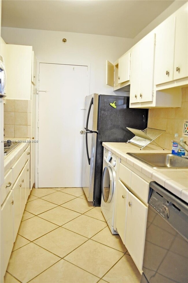 Building Photo - 100 Lincoln Rd