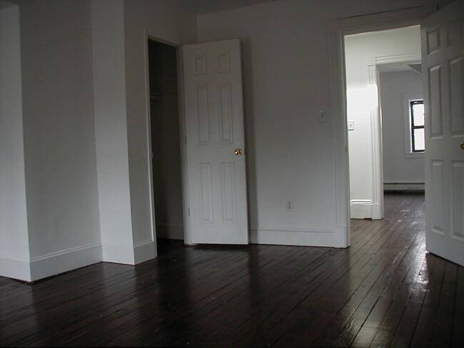 Building Photo - 272 Hutton St