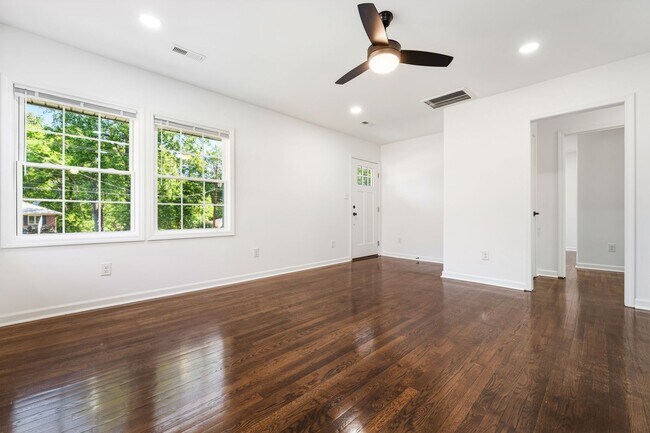Building Photo - Charming, thoughtfully renovated 2 bed/1 bath in Northgate Park!