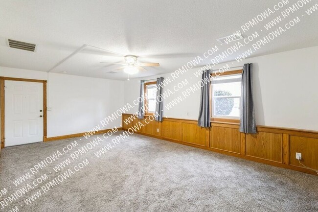 Building Photo - 317 SE Lowell Dr