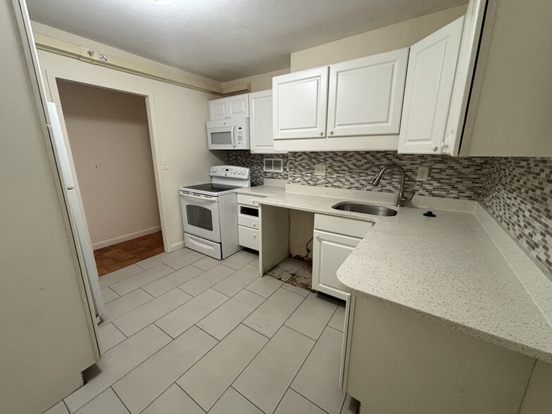 Building Photo - 16 Monmouth Ct