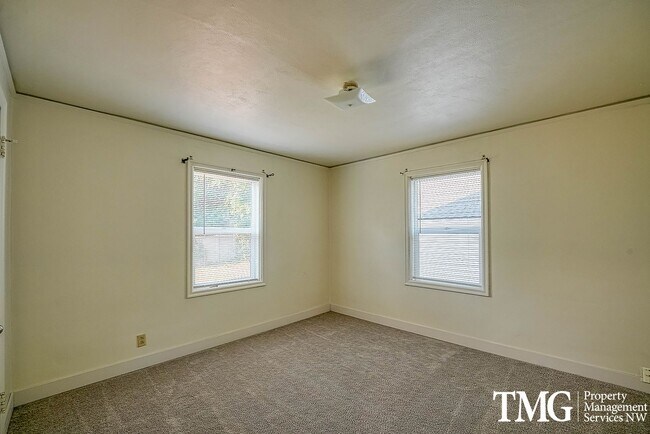 Building Photo - Adorable 3BD Home with Tons of Vintage Charm!