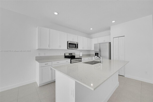 Building Photo - 4548 Hollister Ave