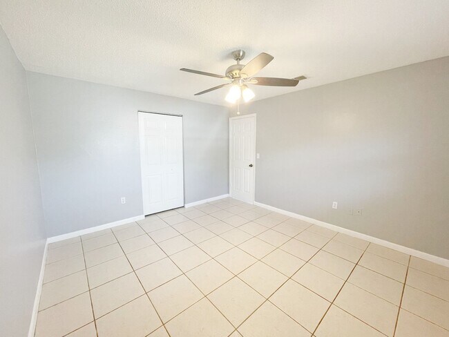 Building Photo - 2BED/1BATH Duplex COMING SOON!