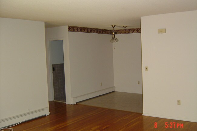 Building Photo - 9 Catherine St