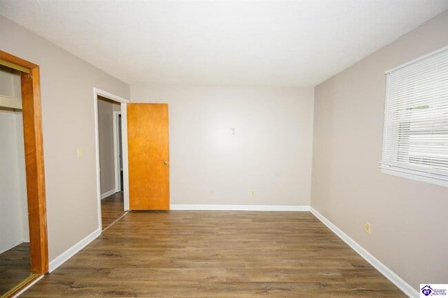 Building Photo - 301 Mallory St