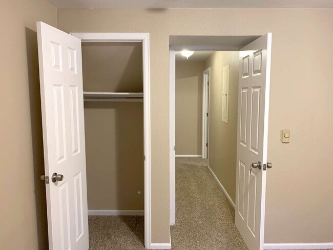 Building Photo - "Spacious 4-Bedroom Haven with 2 Full Baths in Prime Fort Collins Location!"