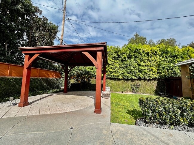 Building Photo - A home that has all the best of California Living!