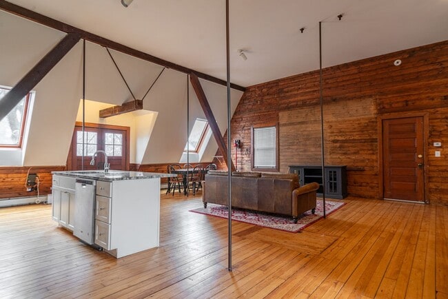 Building Photo - Charming Edgewood Studio – All Utilities Included | Washer & Dryer | April 1 Move-In