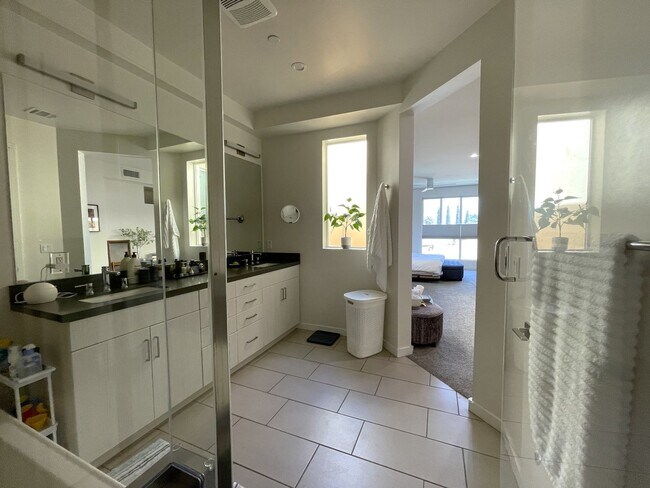 Building Photo - 14107 W Monroe Pl