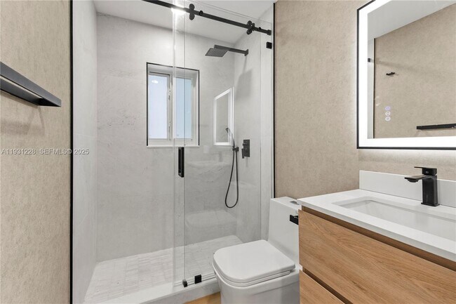 Building Photo - 16859 Crestview Ln