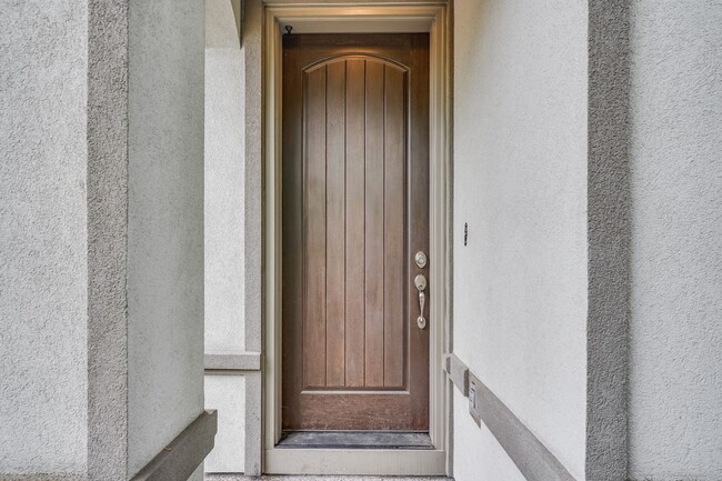Building Photo - Beautiful 3 bed, 2.5 bath rental home in O...