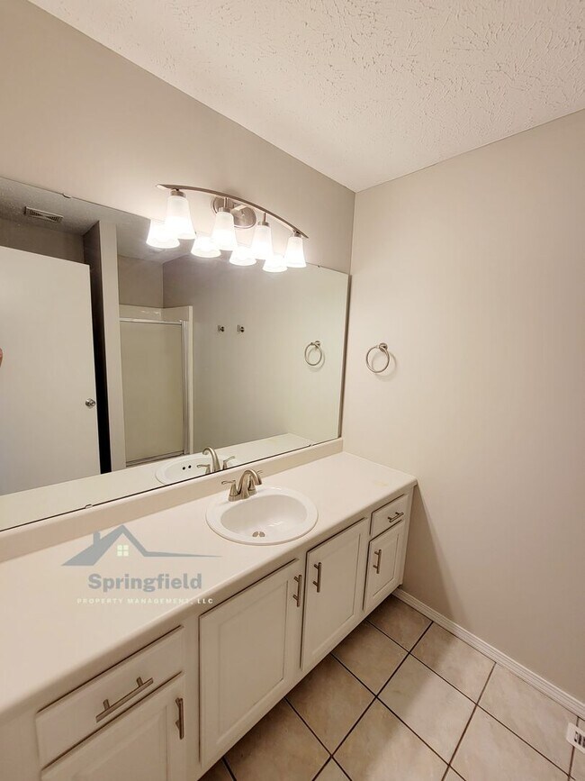 Building Photo - Great Southwest Location - Kickapoo, Chero...