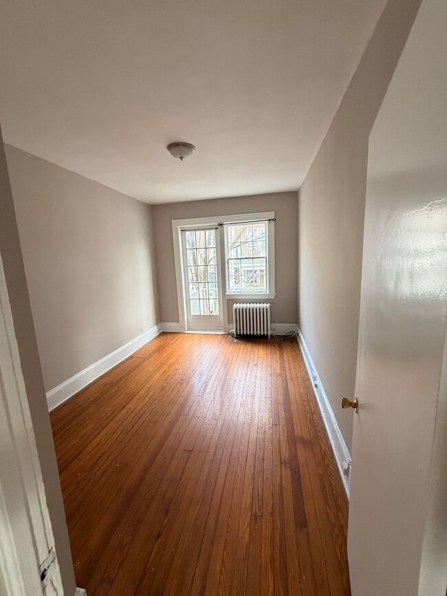 Building Photo - Huge townhome available. Four bedrooms three bath.