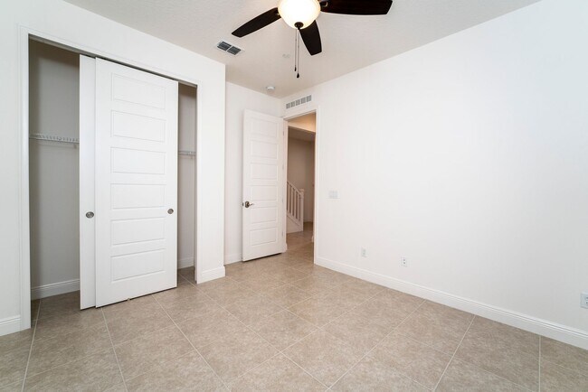 Building Photo - Stunning  MOVE-IN READY TOWNHOME in. Exqui...