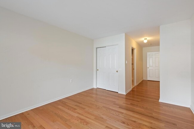 Building Photo - 944 Ships Bell Ct
