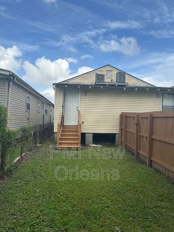 Building Photo - 2328 Mandeville St