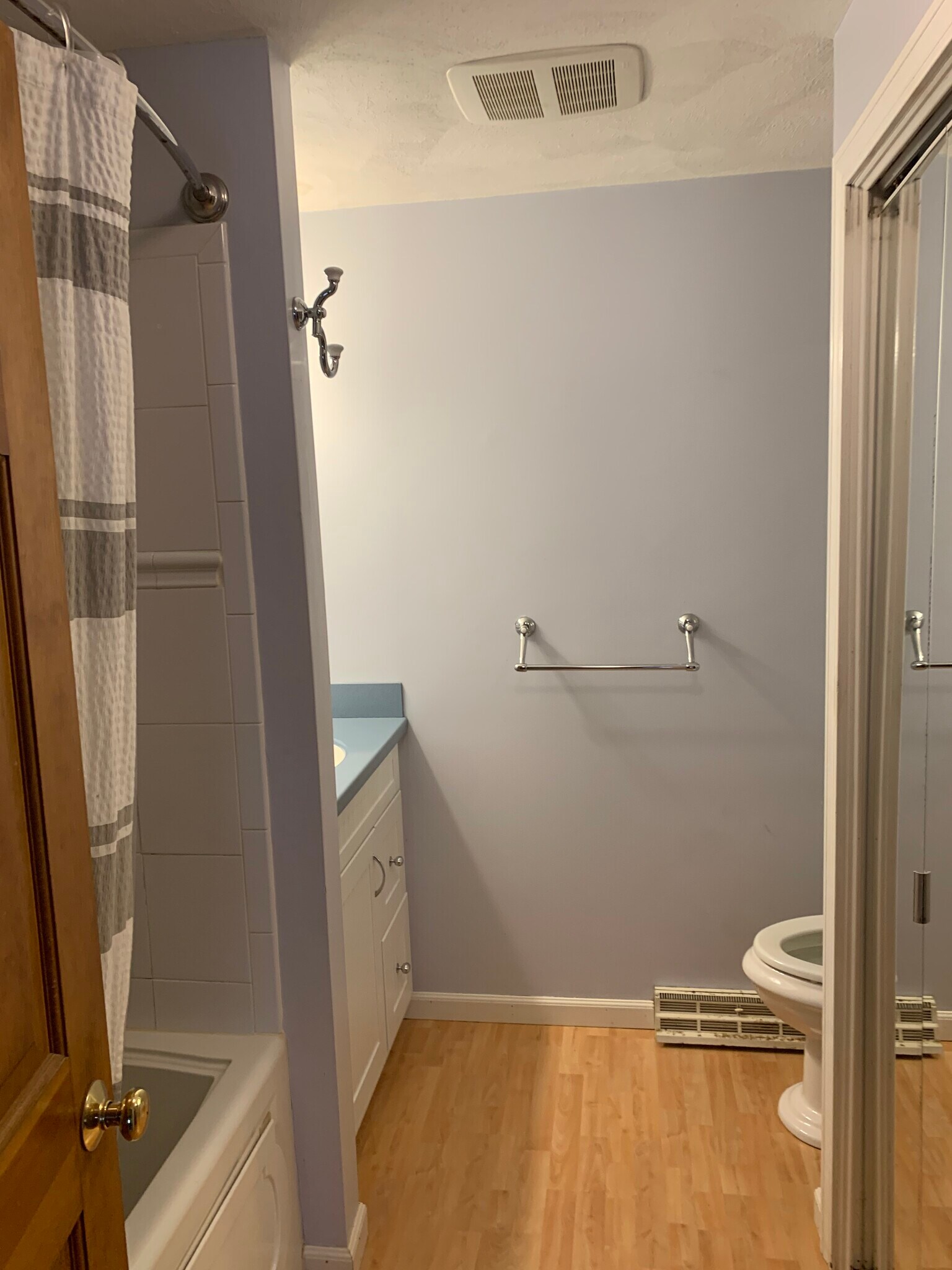 Full Bath - 709 Wellman Ave