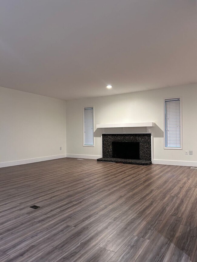 Building Photo - Southhill Duplex