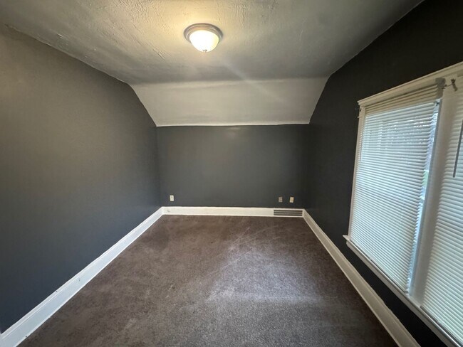 Building Photo - Charming 3-Bedroom Property in Prime Location