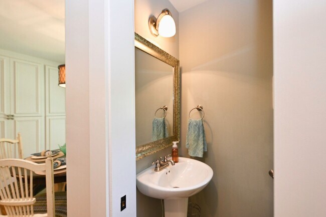 Building Photo - **RARE BRENTWOOD FIND, A MASTERCLASS IN ELEGANT SOUTHERN DESIGN**