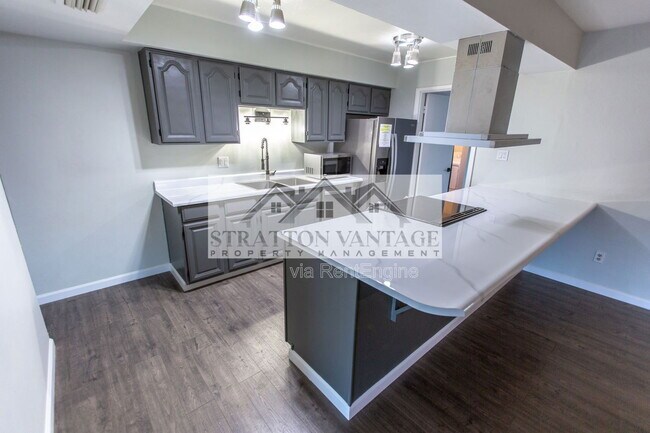 Building Photo - 111 E Manhatton Dr