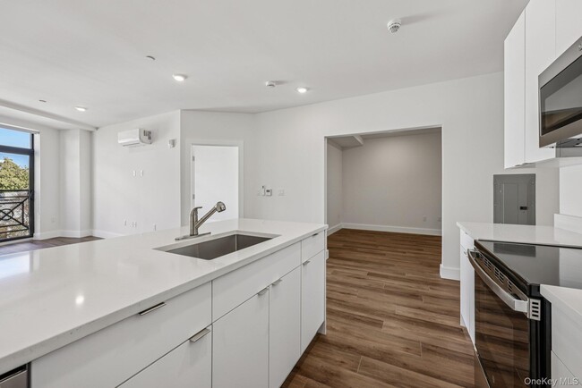 Building Photo - 199 E Post Rd