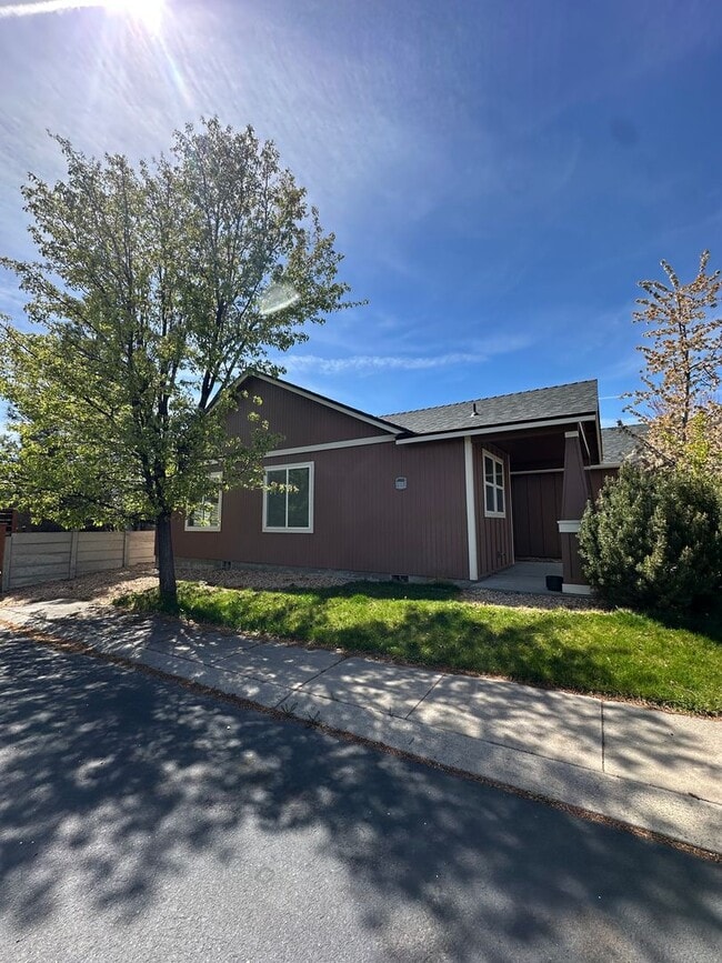 Building Photo - Cozy 3 Bedroom Home in SW Bend!