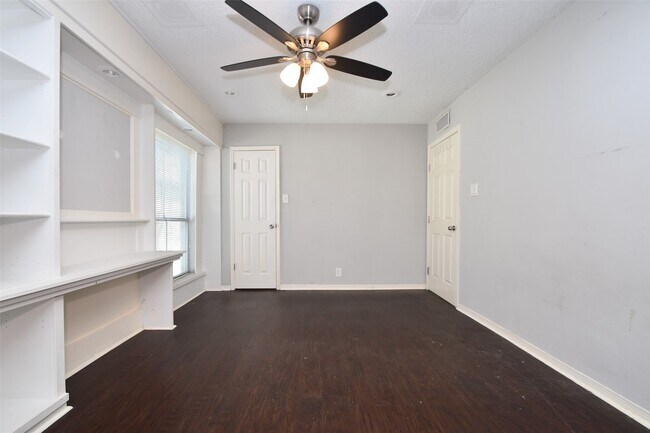 Building Photo - 700 Thicket Ln