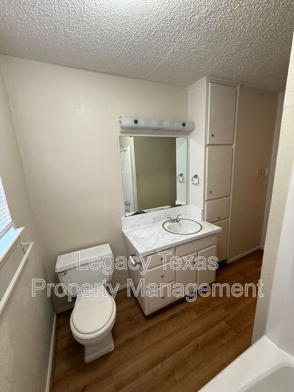 Building Photo - 1118 N Nolan River Rd