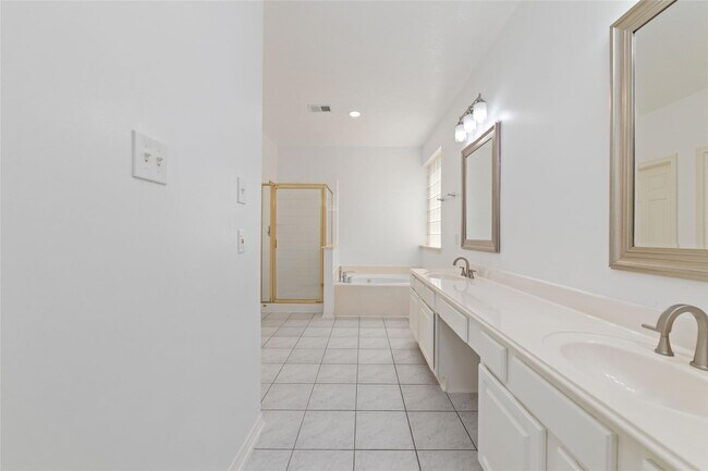 Building Photo - 304 Lago Vista St