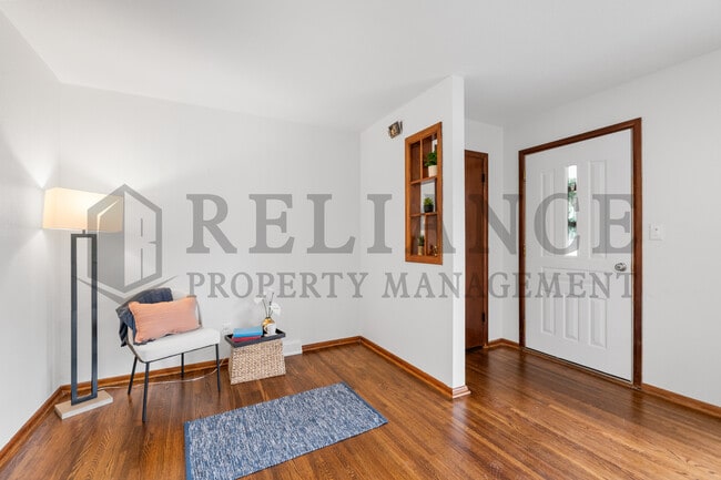 Building Photo - 211 E Meadowlark Rd