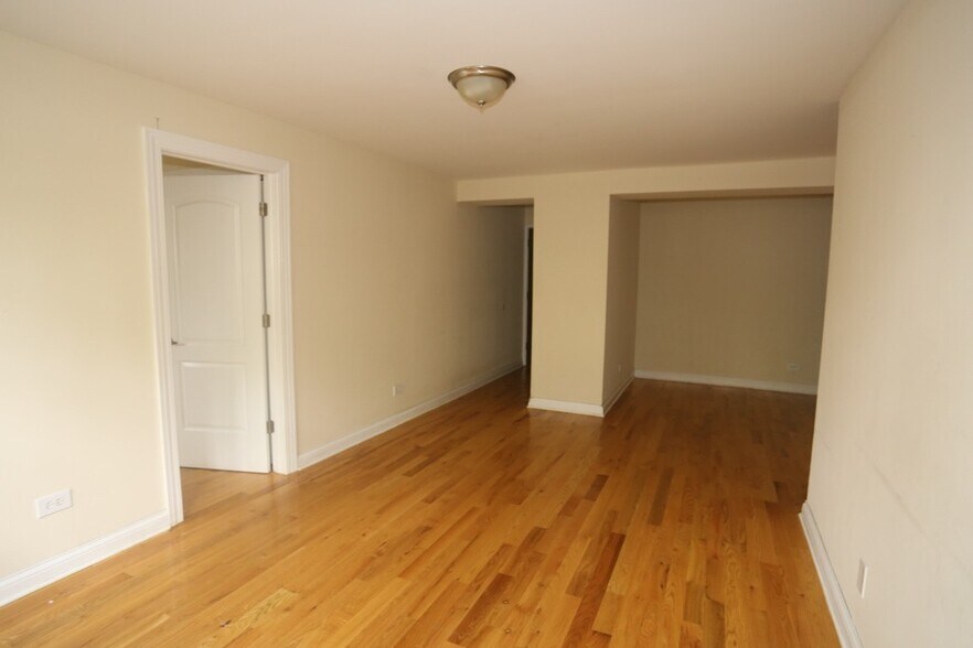 Building Photo - 450 W Barry Ave