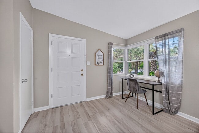 Building Photo - 901 S Madison Dr