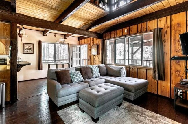 Building Photo - Serene Lakeview Cabin
