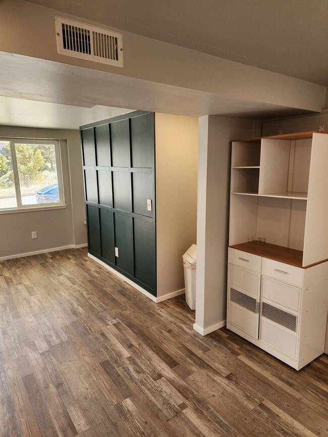 Building Photo - Charming  apartment