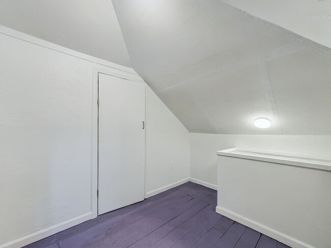 Building Photo - Modern 3BD/ABA duplex home features high-e...