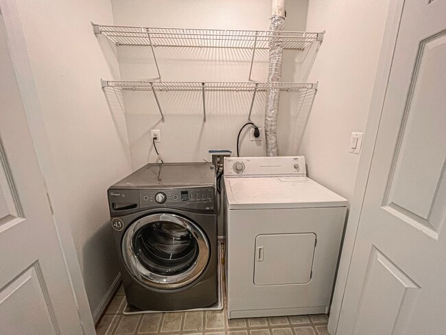 Building Photo - Huge 3 Bedroom 2.5 Bathroom Brick Townhome...