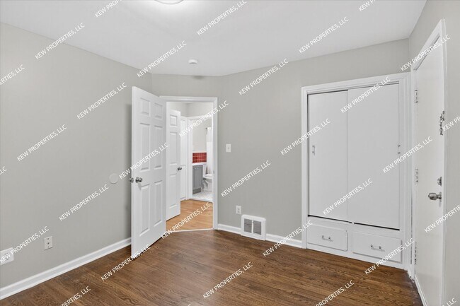 Building Photo - Lovely 3-Bedroom, 1.5-Bathroom Brick Bungalow for Rent in Redford Twp.!