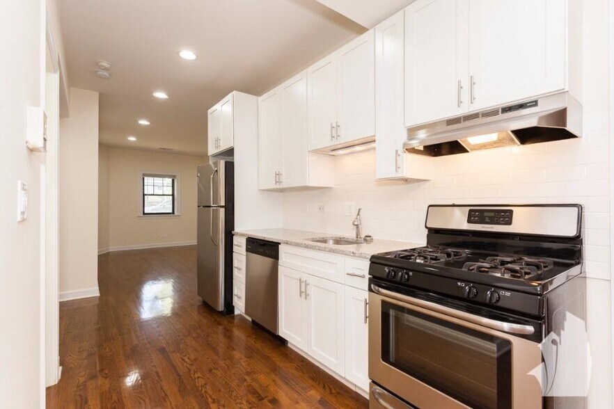 Building Photo - 4641 N Wolcott Ave