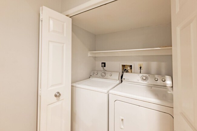 Building Photo - Great 3br 2.5 Bath Townhome in Rockville MD
