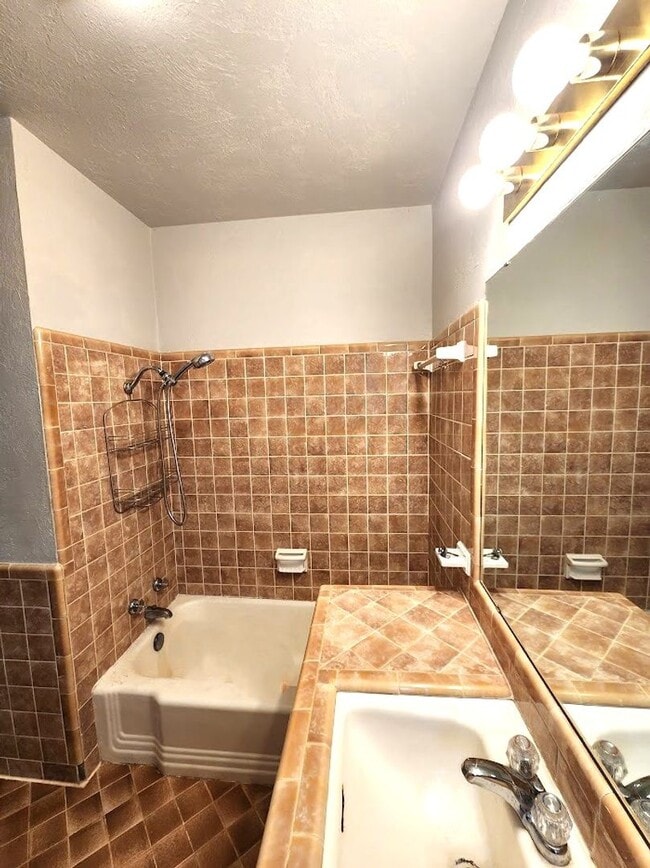 Building Photo - 3 Bed 1.5 Bath 1 Car Garage in the Henders...