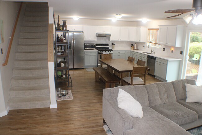 Building Photo - 450 NW Nesvik Way